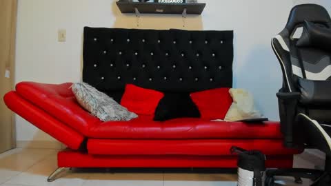 julian_wallace online show from March 10, 11:16 pm