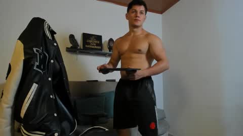 julian_wallace online show from October 18, 6:34 pm