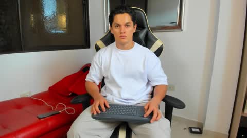 julian_wallace online show from February 6, 8:11 pm