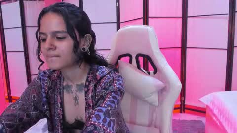 julianne_7 online show from February 14, 11:18 pm