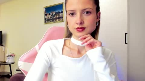 Julie online show from October 15, 3:57 pm