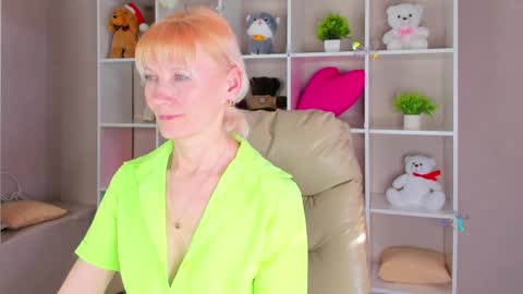 Julie Lucasss online show from March 31, 9:21 am