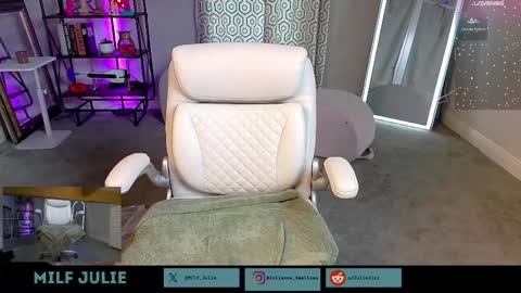 Julie online show from January 6, 5:17 pm