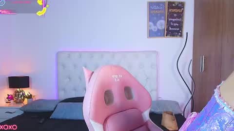 jullianapriv_ online show from September 11, 2:07 pm