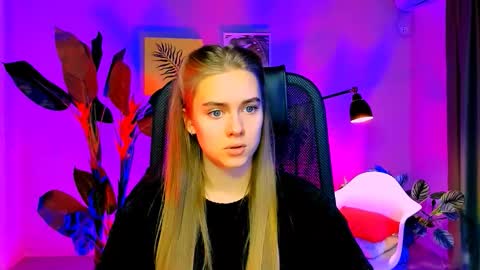 junewoods online show from December 1, 6:22 am