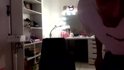 justhatbby098 online show from October 6, 11:22 pm