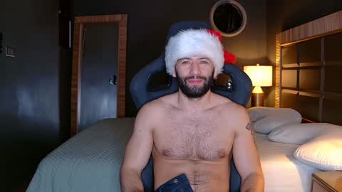 Snapshot of justin_hton chatting on December 8, 10:08 am Justin online show from December 8, 10:08 am