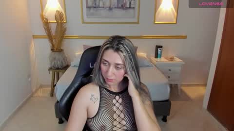 karlyy_ online show from November 11, 7:49 pm