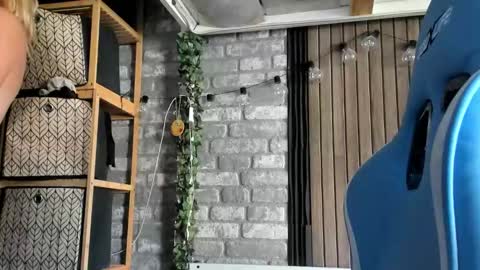 Snapshot of karoline121 chatting on September 22, 7:34 am karoline121 online show from September 22, 7:34 am