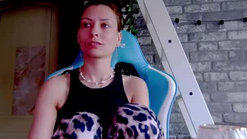 Snapshot of karoline121 chatting on March 11, 7:24 am karoline121 online show from March 11, 7:24 am