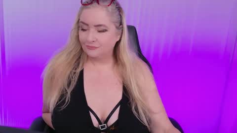 Snapshot of katdsinclair chatting on February 18, 3:20 pm Kat D Sinclair online show from February 18, 3:20 pm