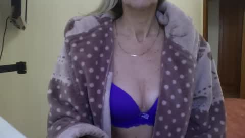 Snapshot of katia888 chatting on December 14, 12:01 pm katia888 online show from December 14, 12:01 pm