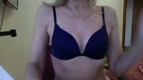 Snapshot of katia888 chatting on March 10, 2:16 pm katia888 online show from March 10, 2:16 pm