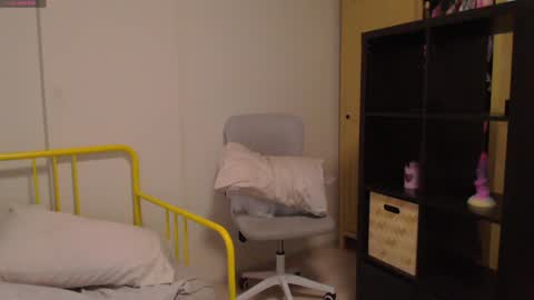 Katie Deville online show from December 2, 6:57 am