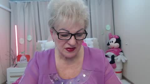 kaylesmoll online show from April 8, 7:06 pm