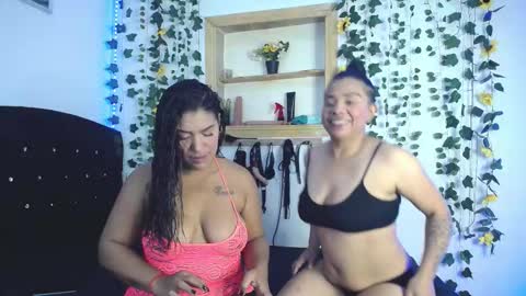 Snapshot of kaylie_and_dakota_ chatting on October 17, 11:25 am kaylie and dakota online show from October 17, 11:25 am