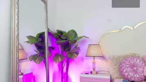 Kendal  online show from March 4, 9:34 pm