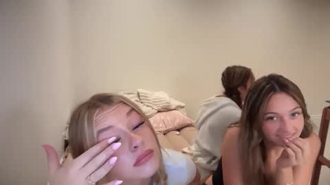 Snapshot of kenziesmithh chatting on September 15, 7:04 pm kenziesmithh online show from September 15, 7:04 pm