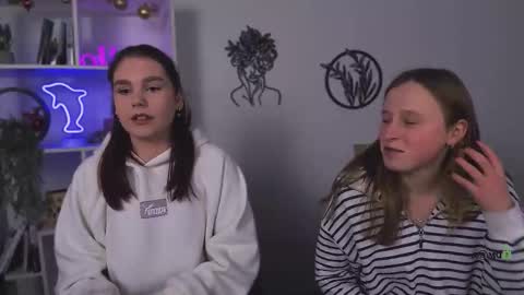 keuli_li online show from January 10, 7:30 pm