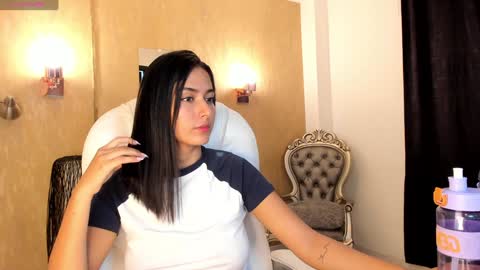 Snapshot of khloe_houston chatting on February 3, 2:24 pm Khloe online show from February 3, 2:24 pm