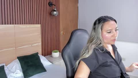 K I A R A  online show from November 4, 2:24 am