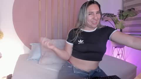 K I A R A  online show from October 31, 2:45 am