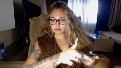 Kim Lee  online show from November 14, 2:19 pm