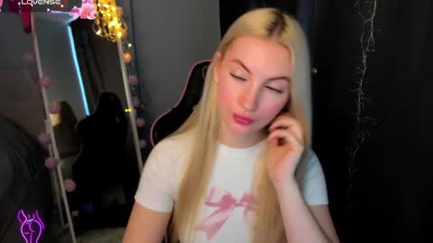 kimmy1_powell online show from April 2, 2:30 am