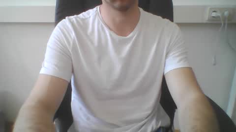 Max online show from April 20, 2:09 pm