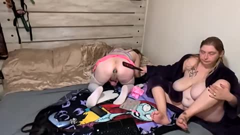 kinkyqueenandpet95 online show from October 18, 3:44 am