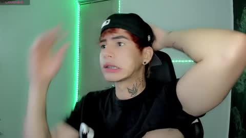 kiss_whitee online show from April 2, 2:19 am