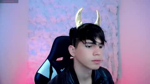 kiss_whitee online show from October 19, 4:22 pm