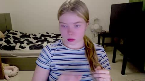 Jennyblonde and Emmabrunette online show from December 15, 1:13 am