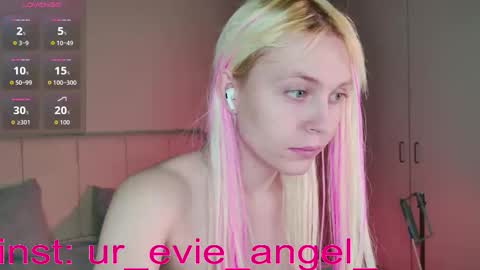Evelyn online show from March 19, 3:06 pm