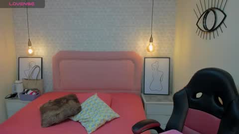  K I T T  Y  online show from October 16, 2:06 pm