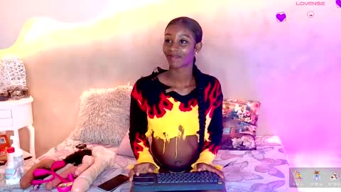 K L O E online show from October 27, 7:14 pm