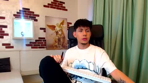 KrewVaughn online show from October 12, 4:49 am