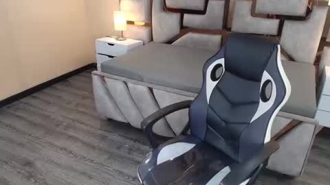 Kristtal  online show from November 6, 4:15 am