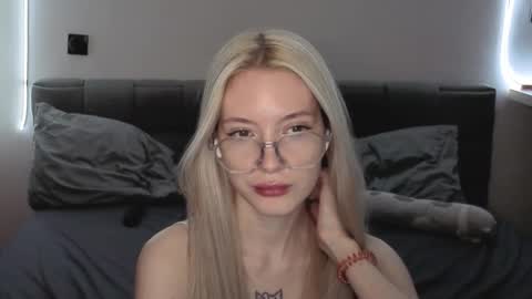 Bella and Alexandra online show from December 19, 1:50 pm