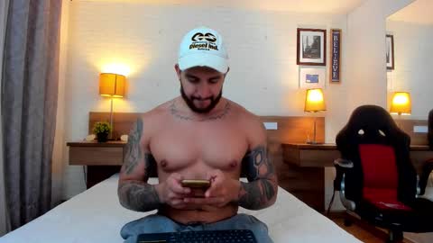 kylenorth_ online show from October 9, 11:15 am