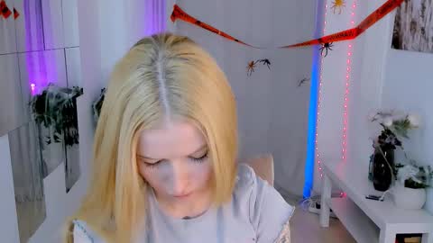 Laly online show from October 22, 6:42 pm