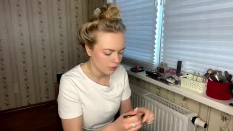 Hello My name is Lola online show from March 31, 11:43 am