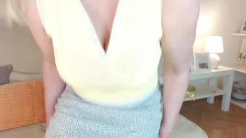 lara_fisher online show from December 8, 1:25 pm