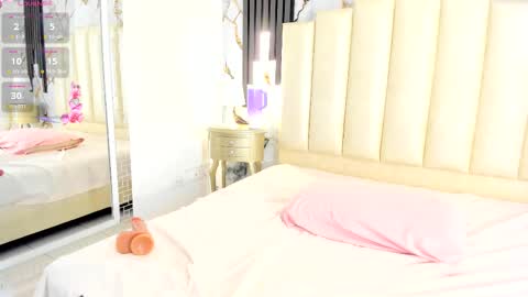 Lara  online show from November 6, 7:50 pm