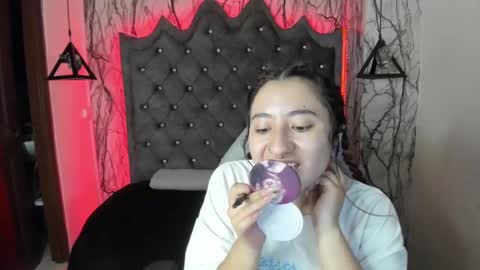 Snapshot of larissa01_ chatting on February 28, 2:42 am Lari online show from February 28, 2:42 am