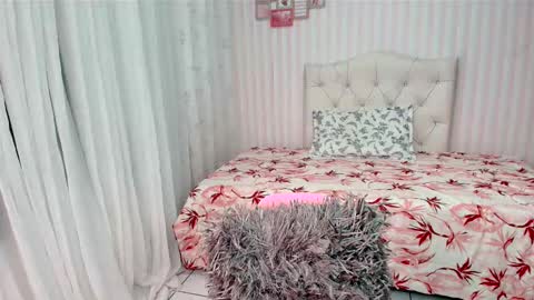 Snapshot of larissalove_doll chatting on March 12, 11:12 pm Larissas online show from March 12, 11:12 pm
