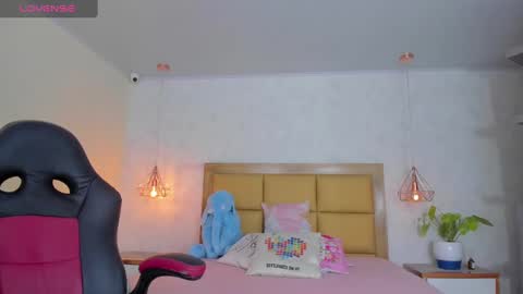 Snapshot of larsonmia chatting on March 10, 12:06 pm MIA online show from March 10, 12:06 pm