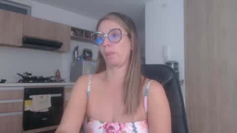 Snapshot of latinpaprika chatting on September 29, 1:59 am latinpaprika online show from September 29, 1:59 am