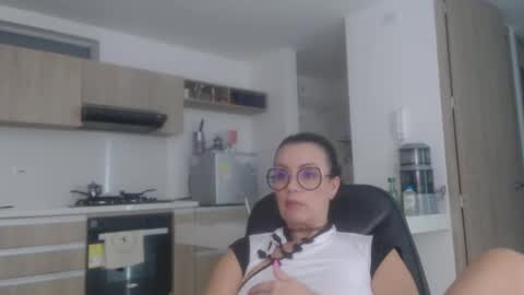 Snapshot of latinpaprika chatting on February 19, 2:01 pm latinpaprika online show from February 19, 2:01 pm