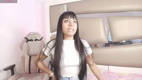Snapshot of laura__js_ chatting on February 15, 8:33 pm laura__js_ online show from February 15, 8:33 pm